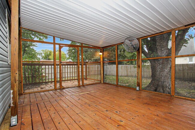 Building Photo - Well-Maintained Home with Spacious Yard and Screened Porch
