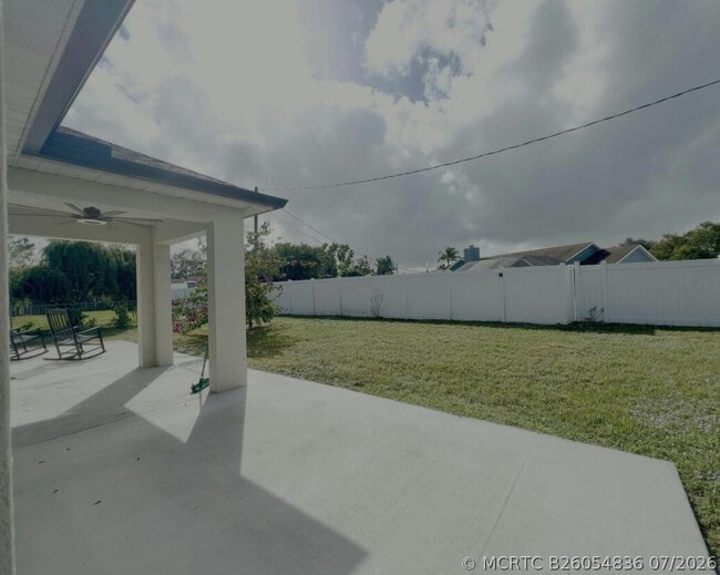 Building Photo - 341 SW Ridgecrest Dr