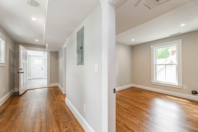 Building Photo - 52 Maple St
