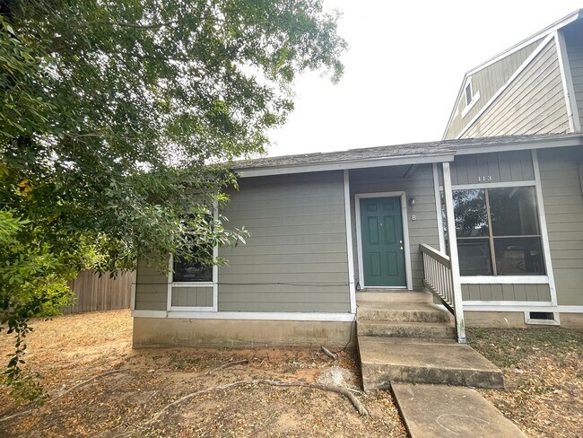 Primary Photo - Cosy 2-1 1/2 with a great yard!