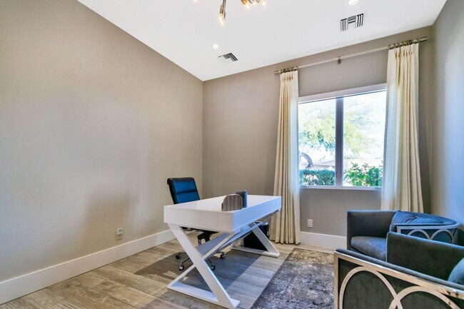 Building Photo - Stunning 4BR House in Phoenix