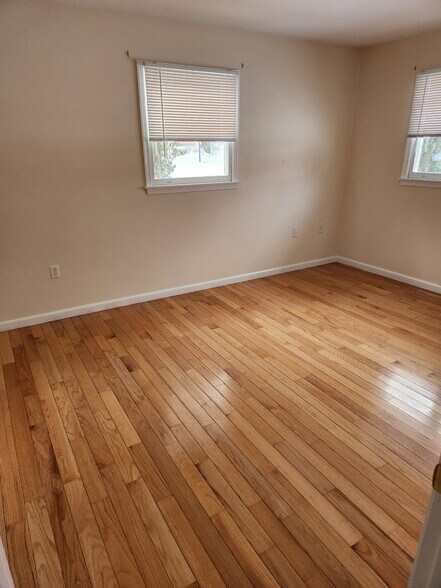 Building Photo - 5 Midland Dr