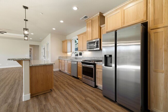 Building Photo - Beautiful 3 bedroom, 2 bath home in Paradise! Open Floor Plan with Attached Garage!