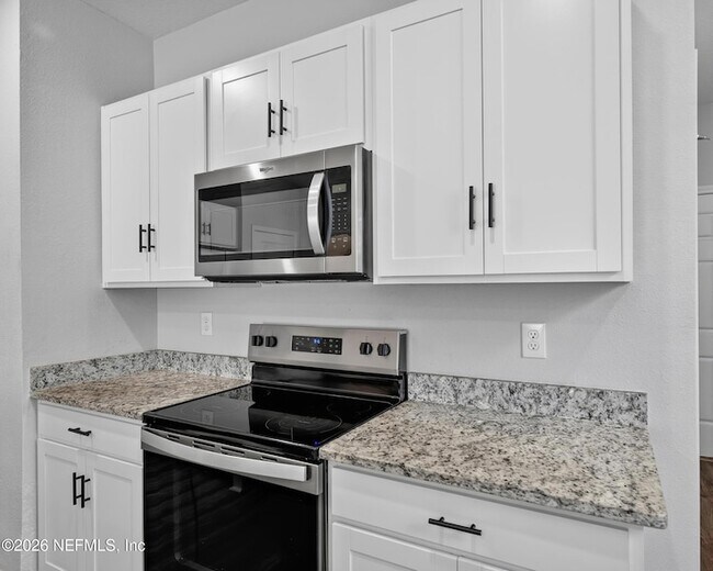 Building Photo - 14757 Cashew Ave