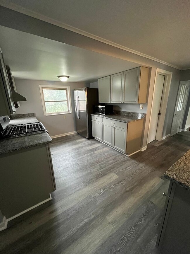 Building Photo - 5 bedroom available in the West Jefferson Hills School district!