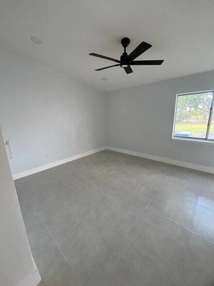 Building Photo - 2542 Lakeway Branch Dr