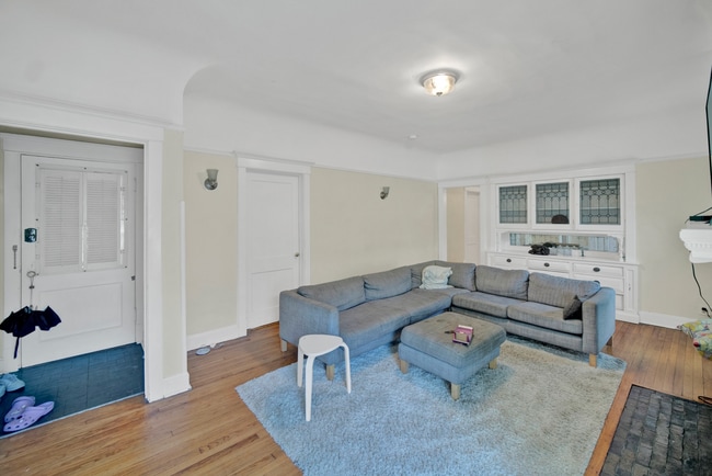 Building Photo - 826 Hamlin St