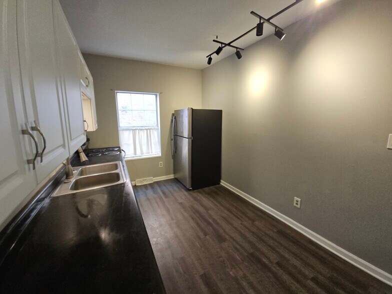 Building Photo - 319 Baum St