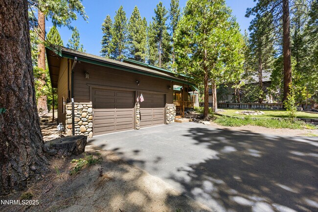 Building Photo - 445 Country Club Dr