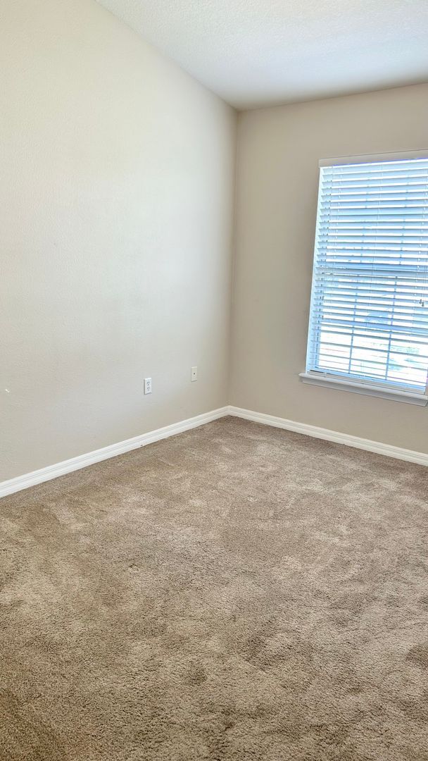 Building Photo - 3 bedroom, 2.5 bath, 2 car garage in a Qui...