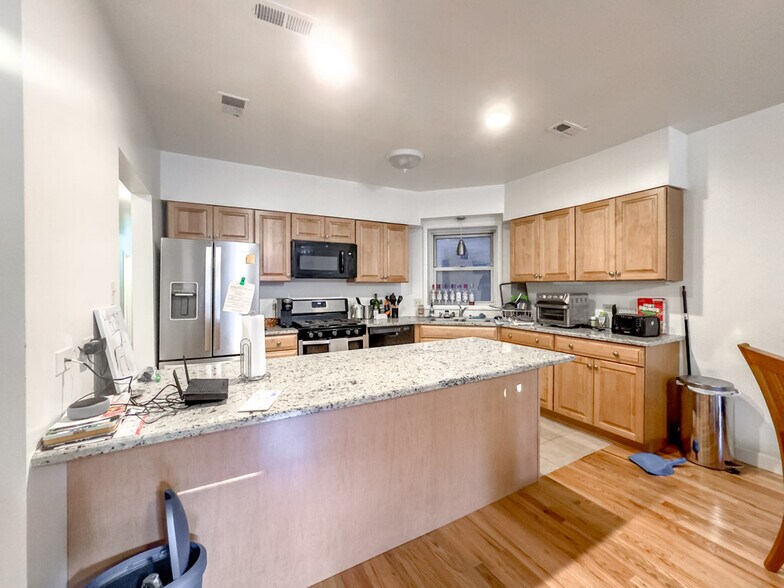 Building Photo - 6711 N Sheridan Rd