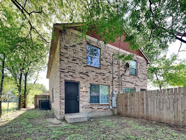 Building Photo - 1912 May St