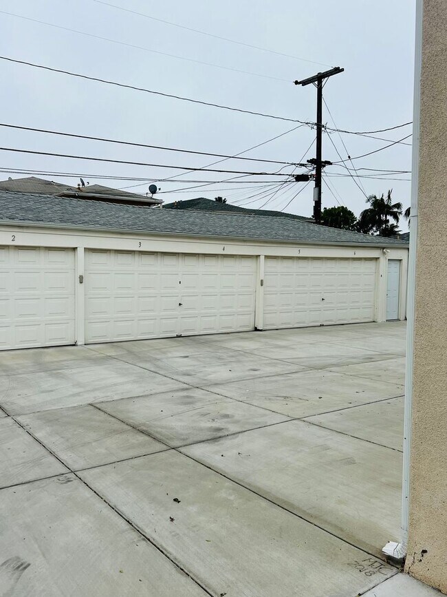 Building Photo - Midtown Ventura - One bedroom, one bath upstairs apartment