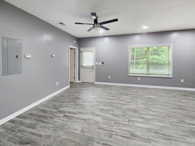 Building Photo - 1437 Balvaird Dr SE