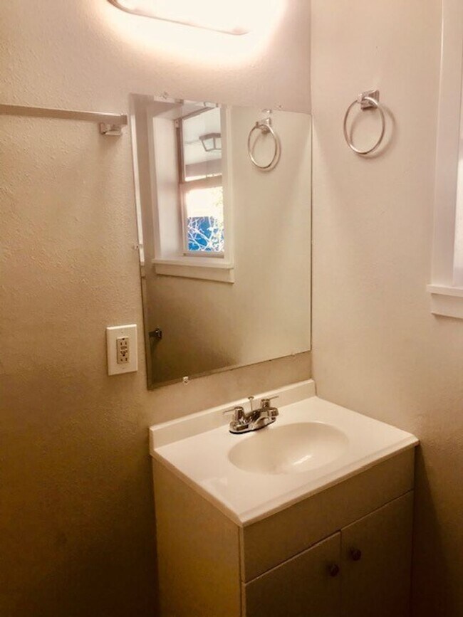 Building Photo - RECENTLY REMODELED 4 BEDROOM 2 BATH HOME I...