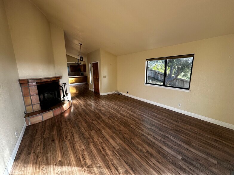 Building Photo - 812 Loma Prieta Dr