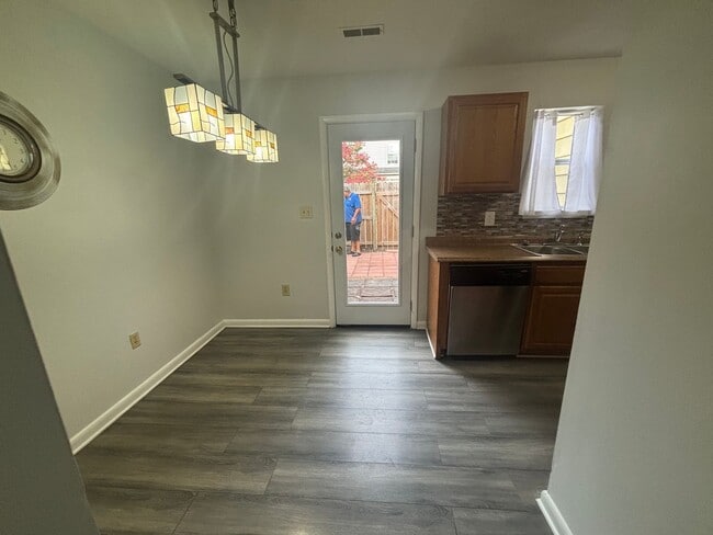Building Photo - Charming 3 Bedroom 1.5 Bathroom Newport Ne...