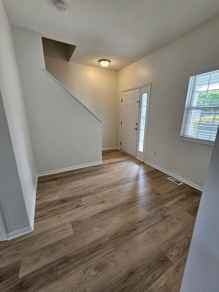 Front Entry Room - 138 Wagnalls Ct