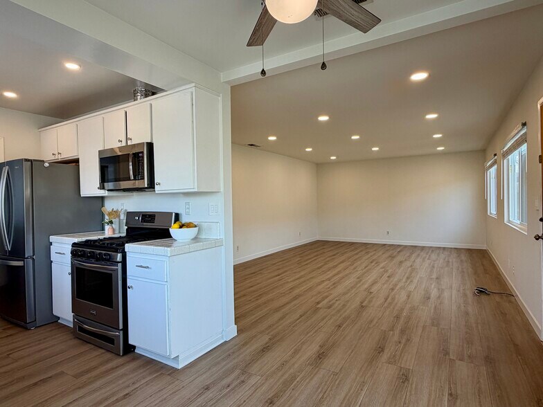 Building Photo - 1114 W 163rd St