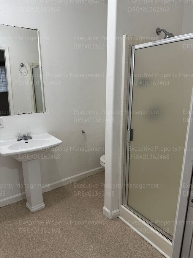 Building Photo - Spacious 3 bedroom, 2.5 bathroom townhome....