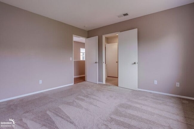 Building Photo - Beautifully 5Bdm 3.5Ba Home in Prime Location