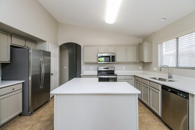 Building Photo - 1161 E Lakeview Dr