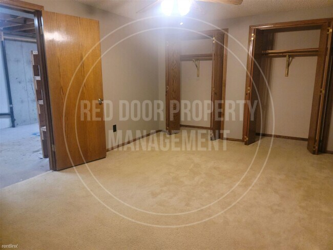 Building Photo - 3 br, 2 bath Duplex - 2030 Rosewood Court