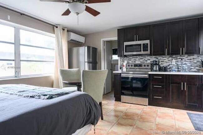 Building Photo - 531 NE 10th Ave