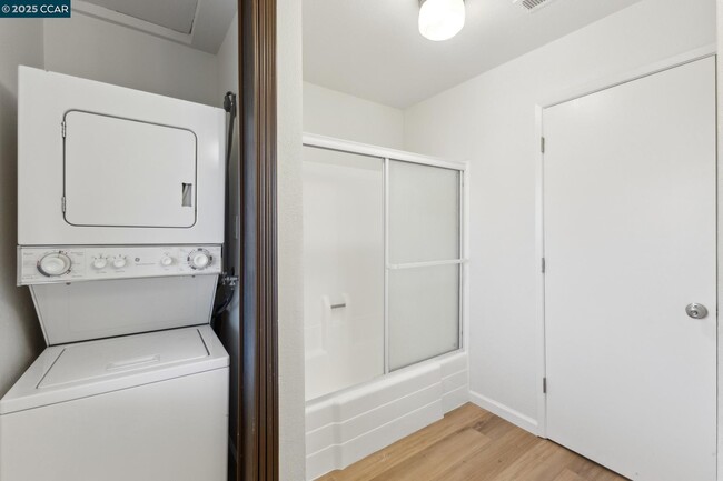 Building Photo - 3847 Vineyard Ave