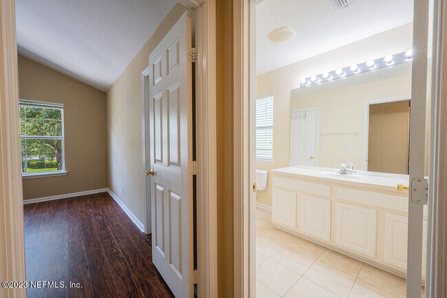 Building Photo - 7990 Baymeadows Cir E