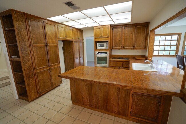 Building Photo - Old Orchard 1 - 4 Bedroom Home in Valencia!