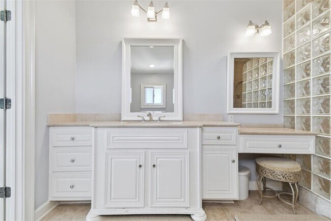 Building Photo - 2822 W Vina Del Mar Blvd