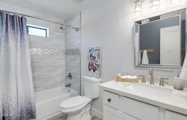 Building Photo - 1101 E Weldon Ave