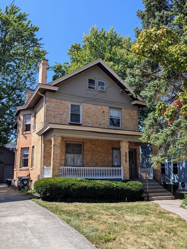 Building Photo - Spacious! 4-Bed and 2-Full Bath Unit with Bonus Room, Garage, Large Backyard