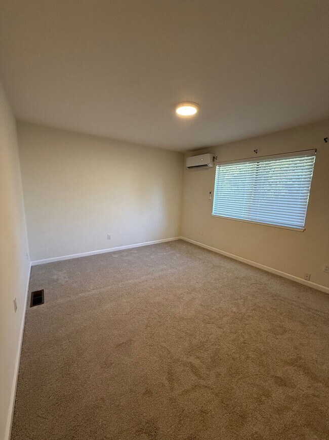 Building Photo - Westland Estates 2 Bedroom 2.5 Bathroom Condo