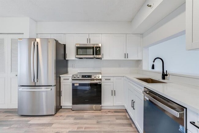 Building Photo - 2200 S Cypress Bend Dr