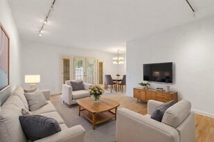 Building Photo - 639 Bay St