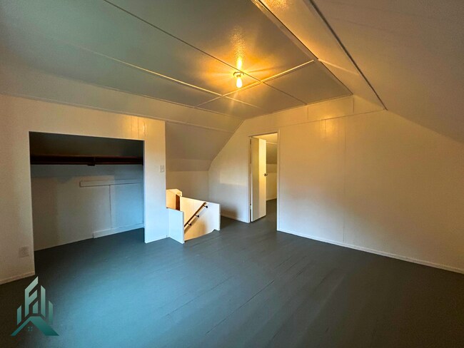 Building Photo - Peaceful Home Among the Evergreens in Eddy...