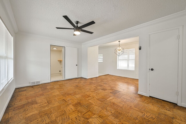 Building Photo - 6104 S Villa Ave