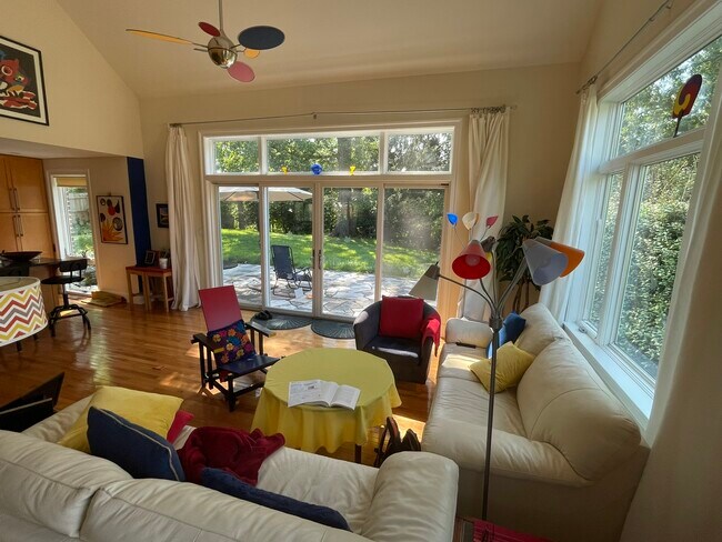 Building Photo - 2354 King Pl NW