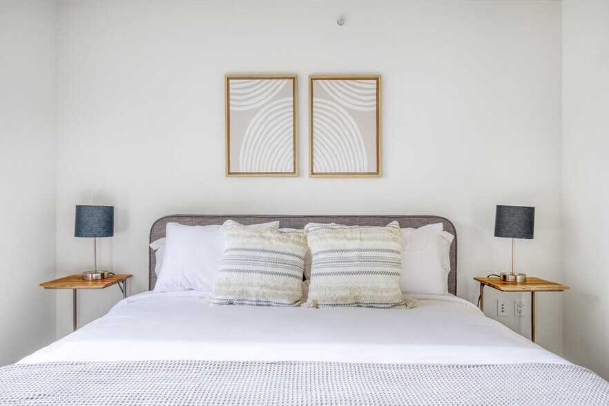 Building Photo - 10349 NE 10th St