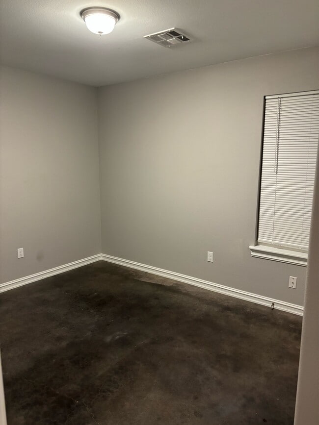 Building Photo - 4110 Maple Dr