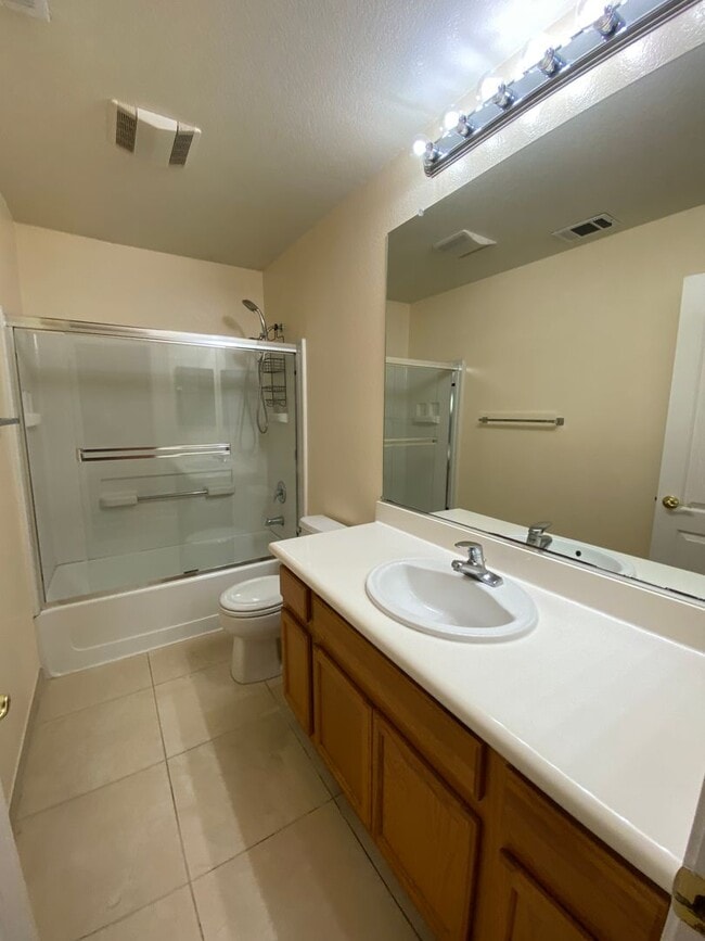 Building Photo - Open Single-Family 3Bed/2.5BA Home Mere Mi...
