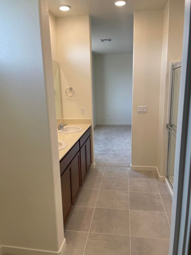 Building Photo - Only 1 Resident - Newer Home