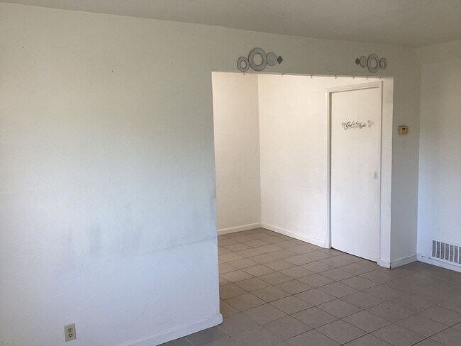 Building Photo - NOW AVAILABLE!! 2 BEDROOM 1.5 BATH GUSTINE APARTMENT