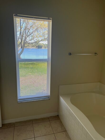 Building Photo - 833 Lake George Dr