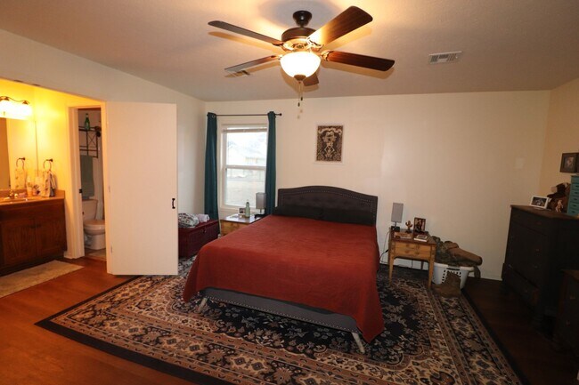 Building Photo - Spacious Home for Rent!