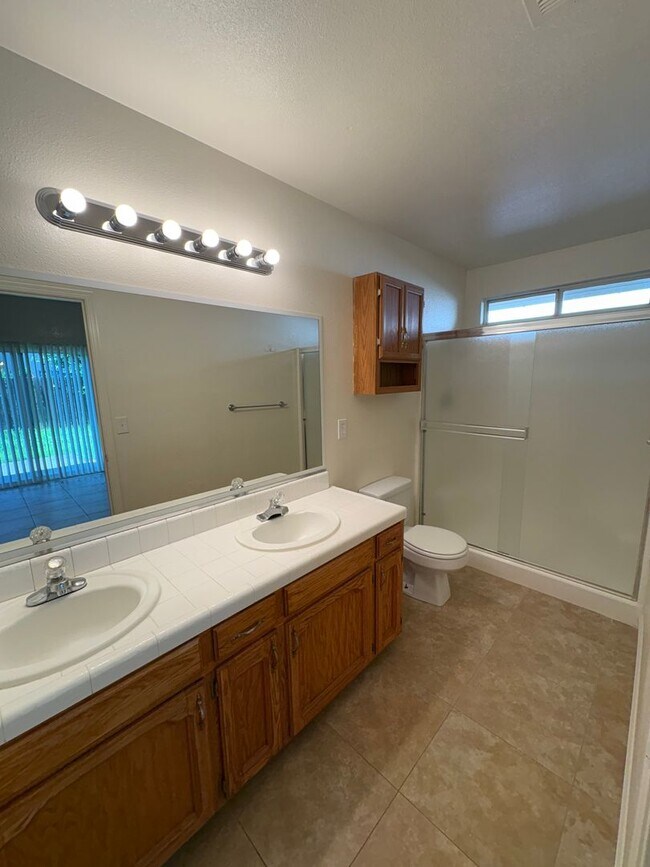 Building Photo - NE Visalia home Rent Ready!