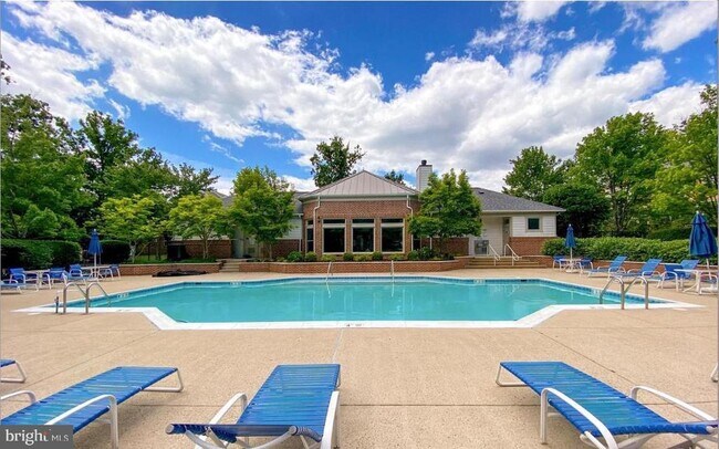 Building Photo - 1716 Lake Shore Crest Dr