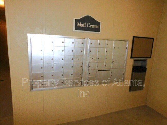 Building Photo - 5559 Glenridge Dr